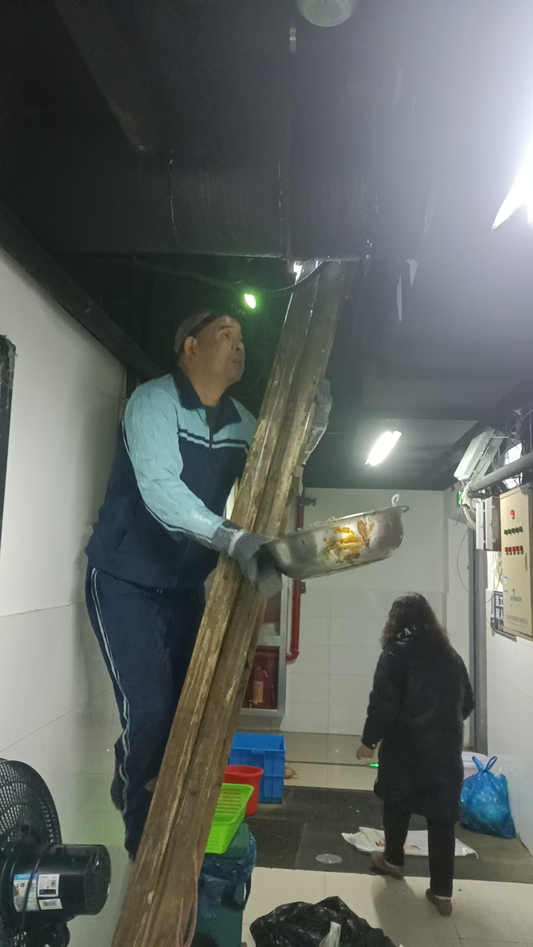 錢(qián)江商城開(kāi)展油煙管道專項(xiàng)清理工作